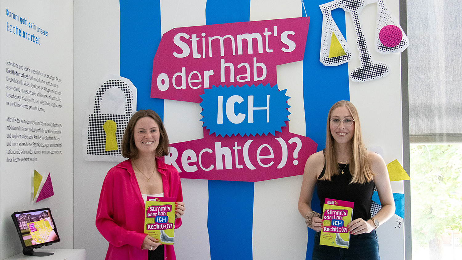 Hannah und Alina mit ihrer Bachelorarbeit in der Hand