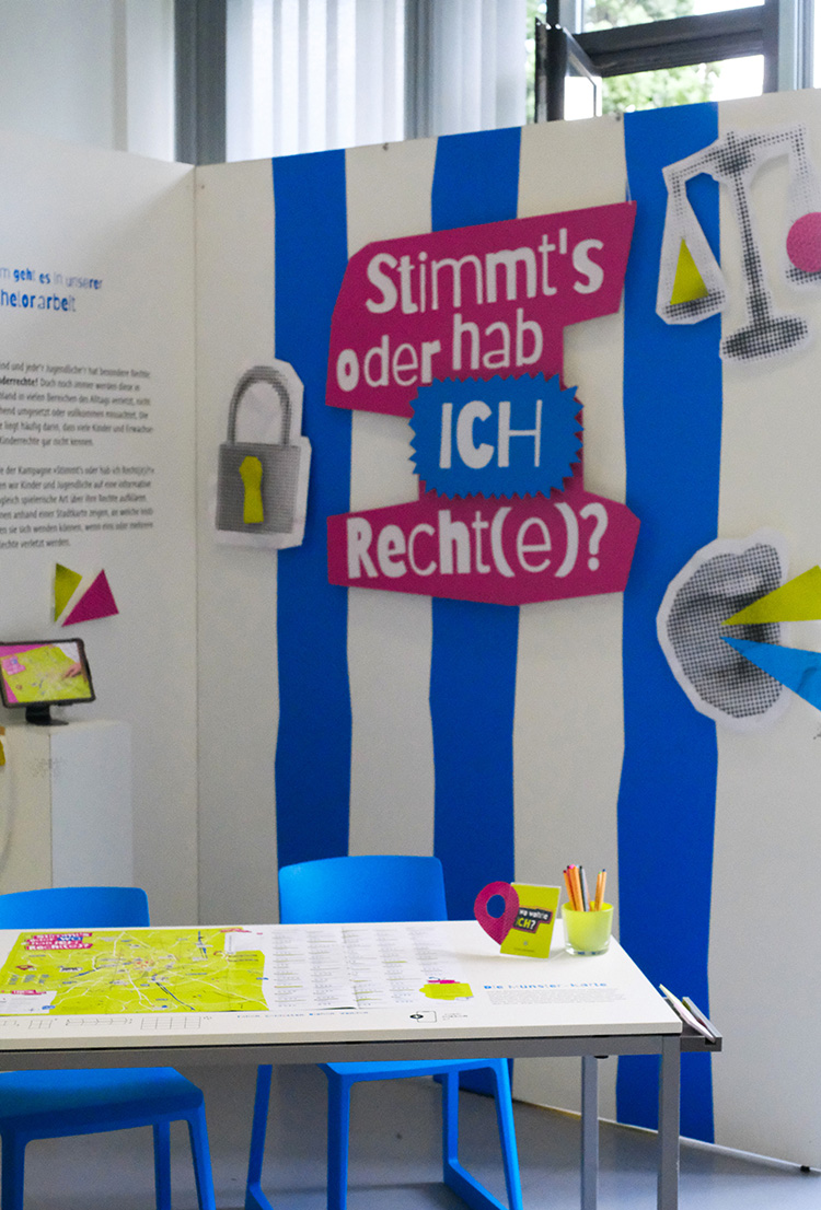 Der Ausstellungs-Stand von Hannah und Alina